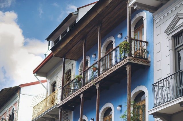 Modrý dom na druhom poschodí modrého domu s oceľovým zábradlím.jpg